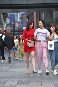 【精选街拍】Vol.3325 亮眼露背红裙 [48P-559MB]